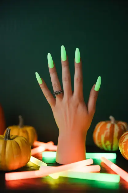 Glow-in-the-Dark Nail Décor